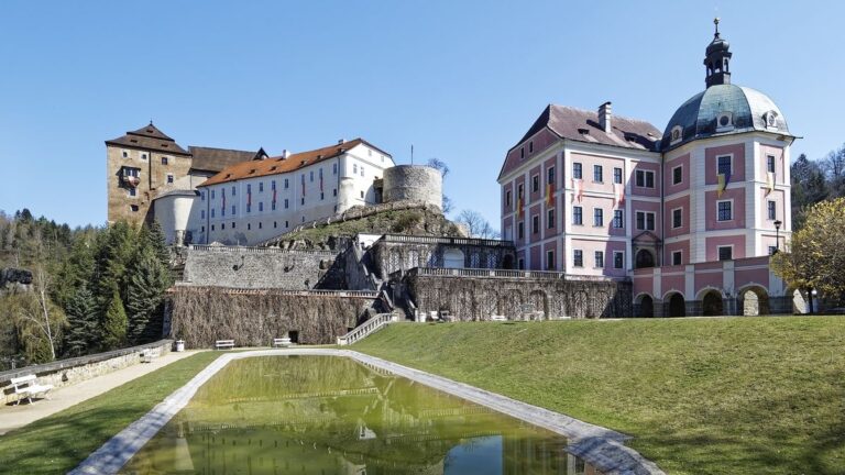NE/SOUVISÍ HRADY A ZÁMKY KARLOVARSKA S BUDOUCNOSTÍ REGIONU?