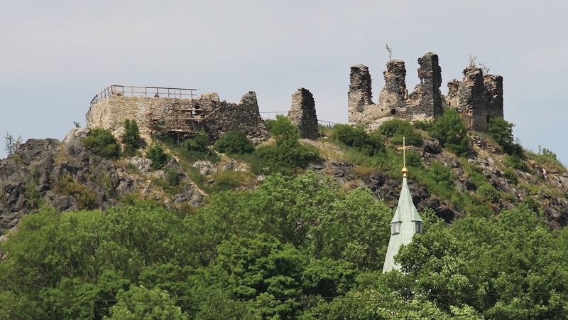 ZŘÍCENINY TVRZÍ, HRADŮ A ZÁMKŮ KARLOVARSKÉHO KRAJE
