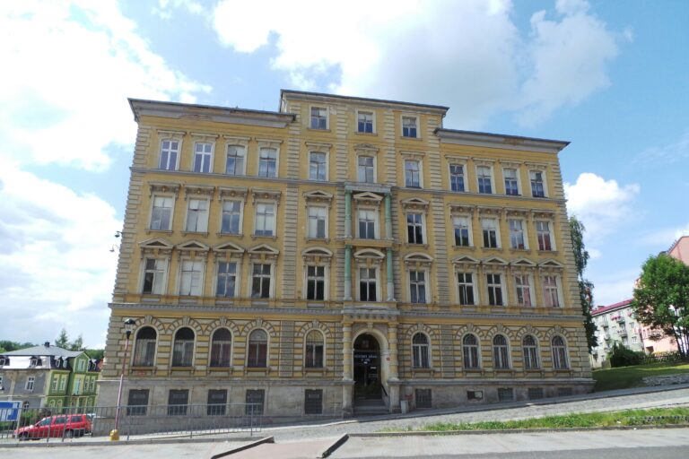 BUDOVY OKRESNÍCH HEJTMANSTVÍ KARLOVARSKÉHO KRAJE